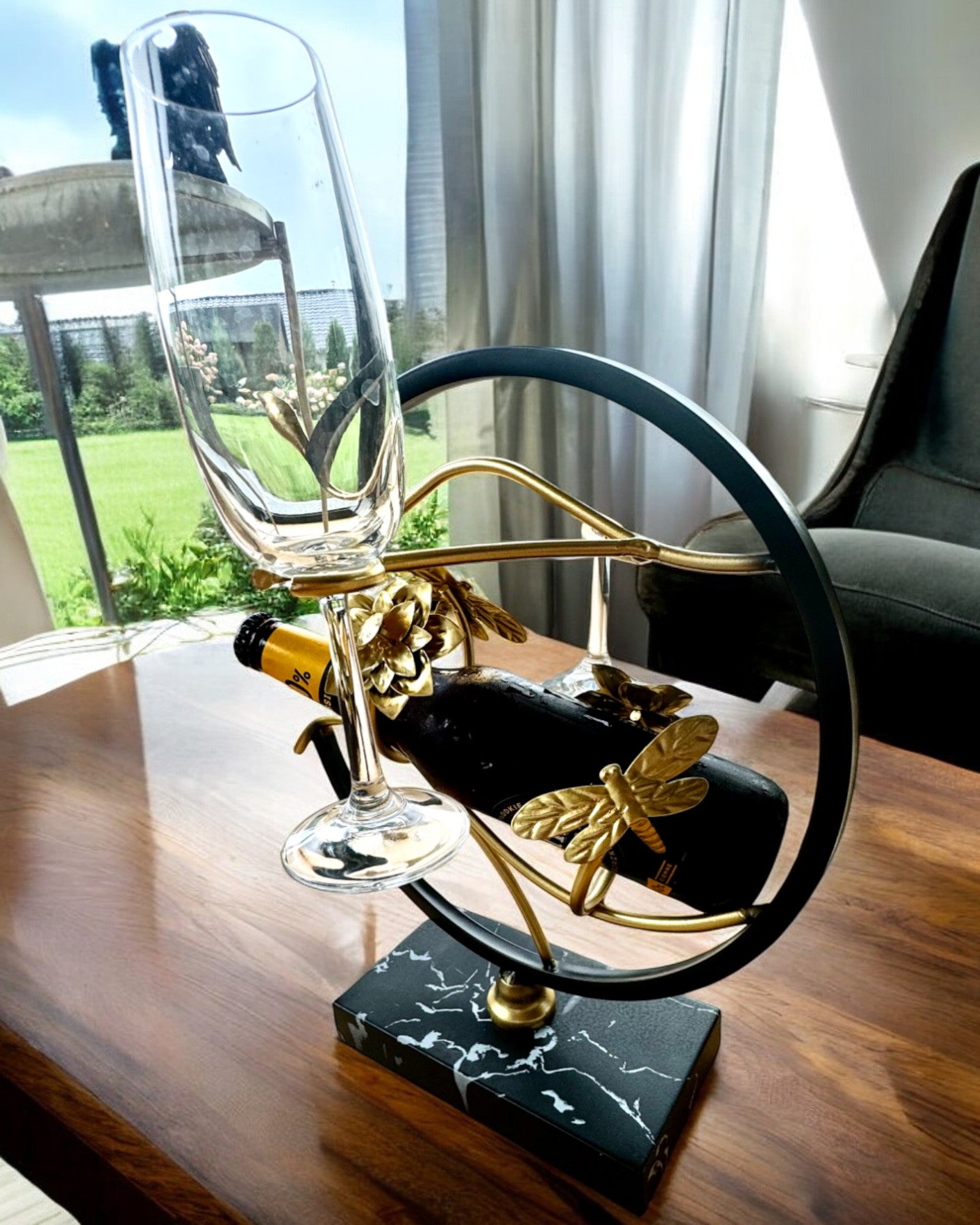 Stojak "Elegancki Owad" - per bottiglia di vino e bicchieri, altezza 33 cm, possibilità di personalizzazione con incisione per regalo