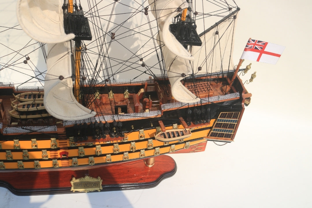 Modèle assemblé du voilier HMS Victory de 80cm, personnalisable par gravure - Décoration exclusive à offrir, fabriquée à la main en bois exotique, haute qualité et souci du détail