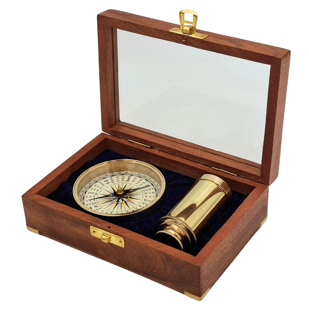 Coffret cadeau avec boussole en laiton et longue-vue dans boîte en bois élégante avec gravure