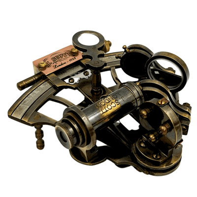 Sextant en laiton rétro dans étui en cuir - instrument de navigation élégant avec possibilité de gravure - cadeau idéal pour amateurs de voile et d’histoire - dimensions 13x12x7 cm