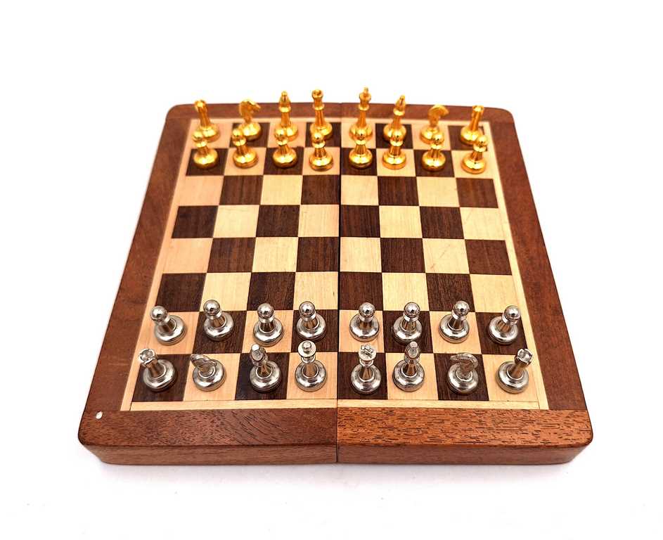 Magnetisches Messingschach in einer Holzschachtel – 157