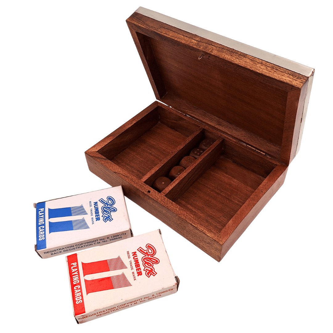 Zwei Kartenspiele und Spielwürfel in Holzbox mit Aluminiumoberseite - DC-004