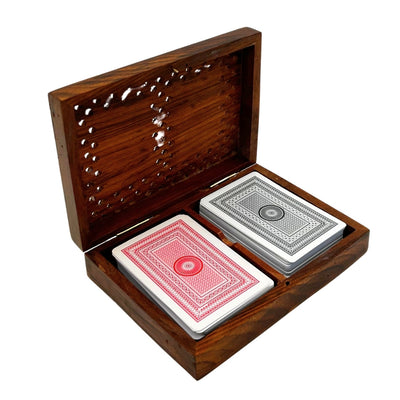 Elegantes Set aus zwei Kartenspielen in einer Holzschachtel mit Personalisierung durch Gravur