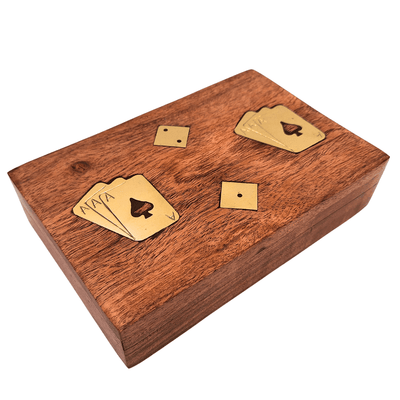 Zwei Kartenspiele und Spielwürfel in einer Holzbox – DNU-2790