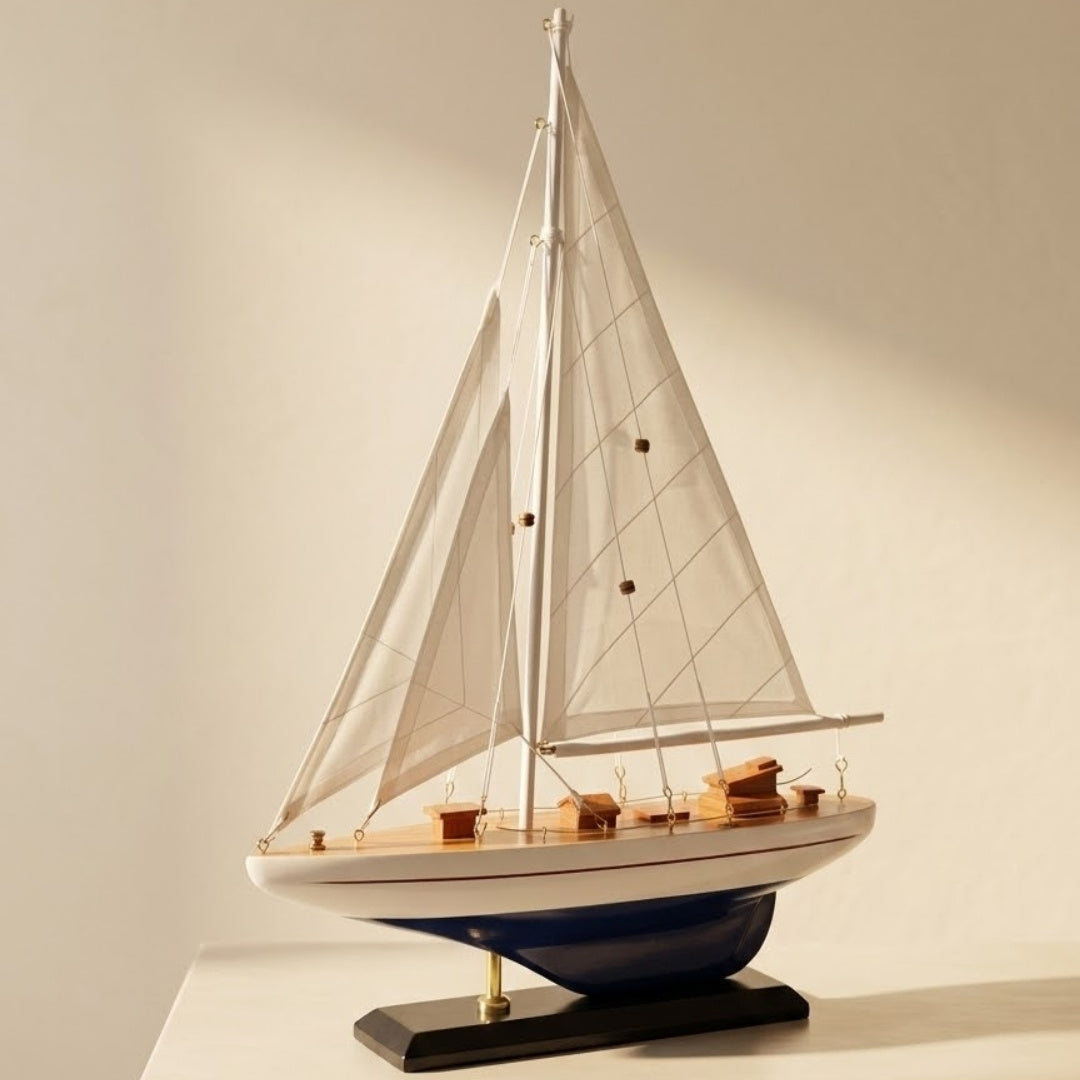 Holzmodell einer Yacht, Höhe 42cm – M1