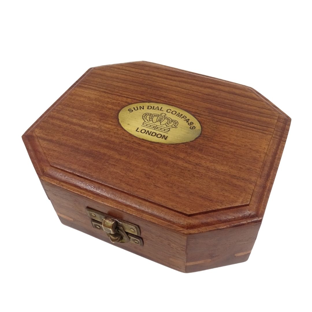 Sonnenuhr mit Kompass in Holzkästchen – Retro-Geschenk für Reisende – SUN-0106