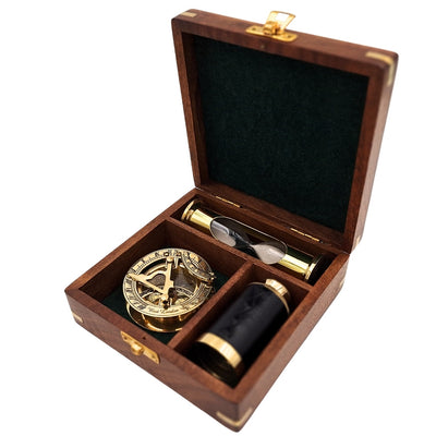 Coffret cadeau rétro gravé – boussole en laiton, longue-vue pliable, sablier dans boîte en bois