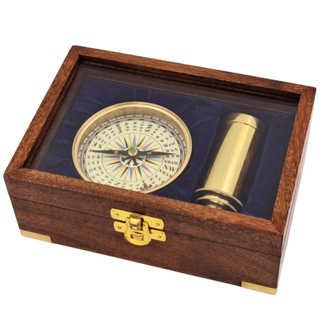 Coffret cadeau avec boussole en laiton et longue-vue dans boîte en bois élégante avec gravure