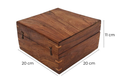 Elegante scatola regalo in legno 20x20x11 cm con inserto blu navy e personalizzabile con incisione
