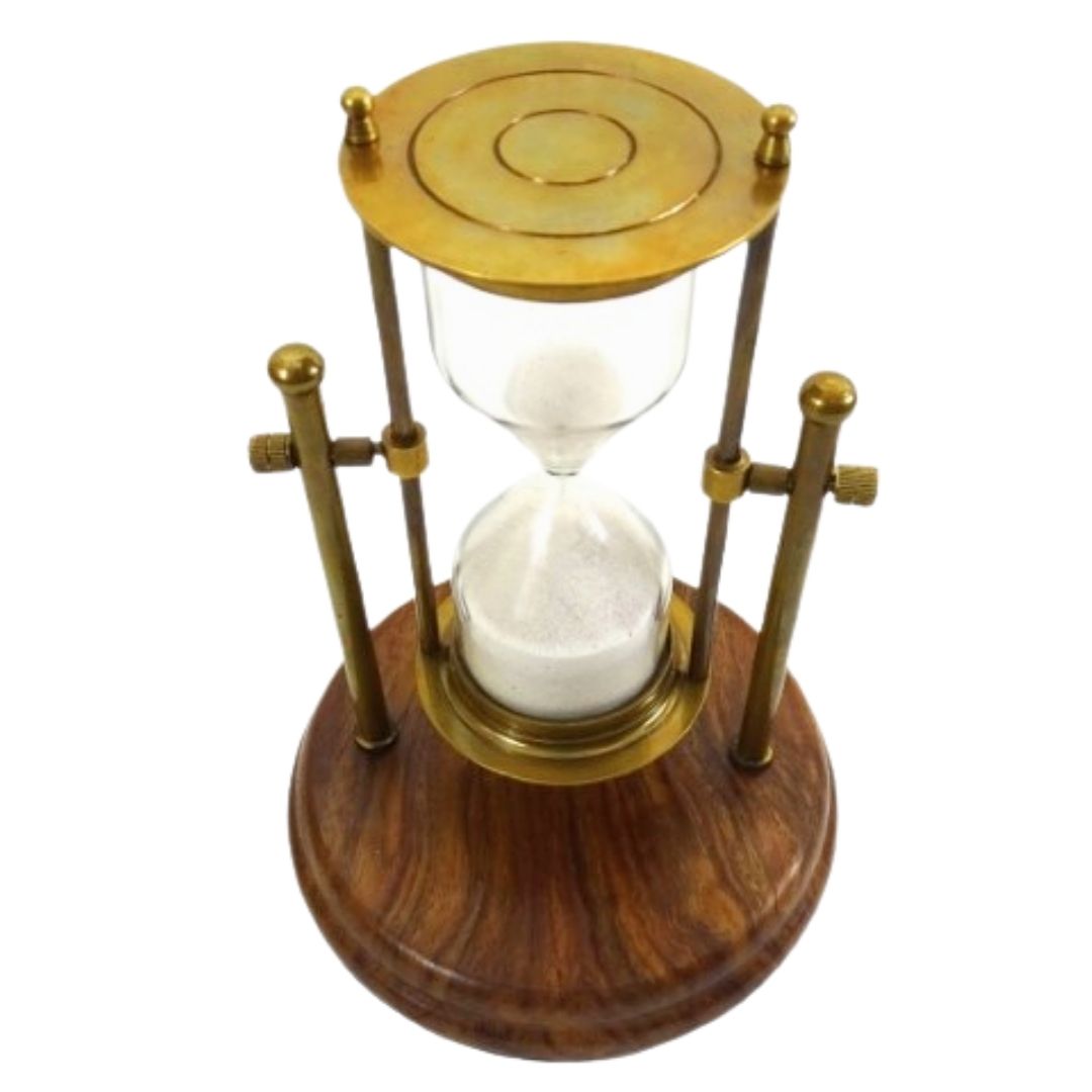Sablier en laiton TMR-0200 sur socle en bois, personnalisable par gravure — cadeau élégant pour le bureau, hauteur de 20 cm, sable blanc