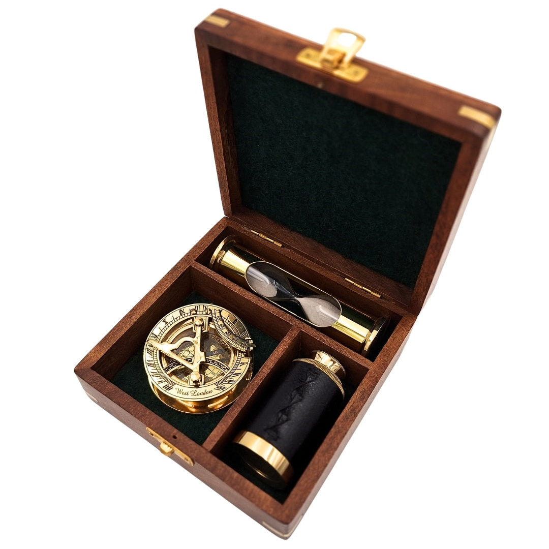 Coffret cadeau rétro gravé – boussole en laiton, longue-vue pliable, sablier dans boîte en bois