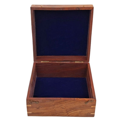 Elegante scatola regalo in legno 20x20x11 cm con inserto blu navy e personalizzabile con incisione