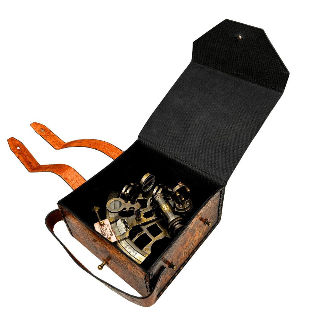Sextant en laiton rétro dans étui en cuir - instrument de navigation élégant avec possibilité de gravure - cadeau idéal pour amateurs de voile et d’histoire - dimensions 13x12x7 cm