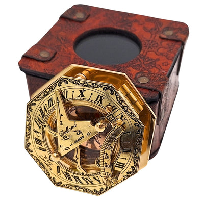 Brass Compass in a Stylish Leather Case with Engraving Option – Retro Vintage Gift for Travelers, Sailors - 8 cm Height, Elegant Brass Design