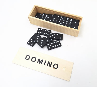 Domino in einer Holzschachtel - 1096116
