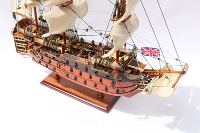 Segelschiffmodell HMS Victory, montiert, 54 cm - handgefertigte Replik mit Möglichkeit zur Personalisierung durch Gravur - ideales Geschenk für Segelliebhaber - hohe Qualität, eleganter Holzsockel