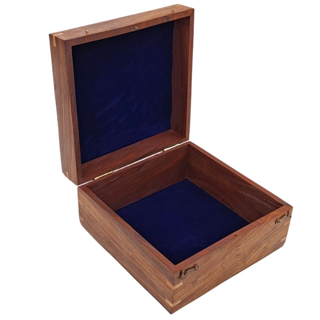 Elegante scatola regalo in legno 20x20x11 cm con inserto blu navy e personalizzabile con incisione