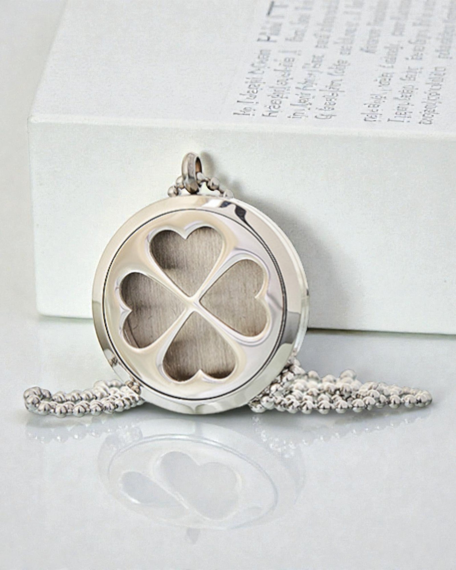 AromaClover – Aromatherapie-Halskette mit Medaillon eines vierblättrigen Kleeblatts 30 mm