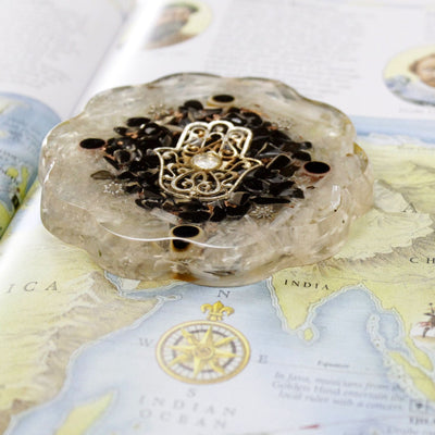 Pacchetto di Energia da Scrivania Orgonite Hamsa con Selenite