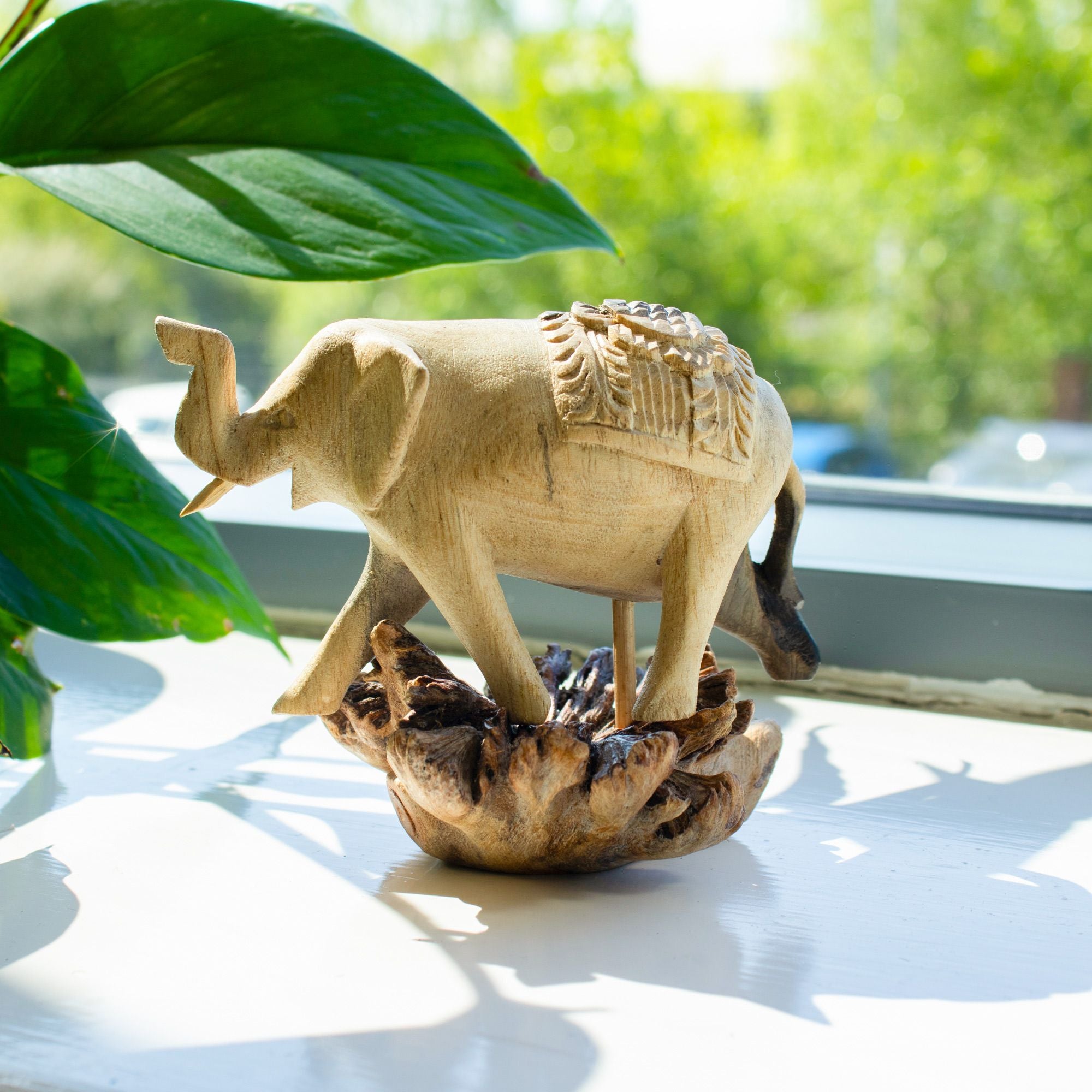 Figurine d'éléphant sculptée à la main en bois parasite