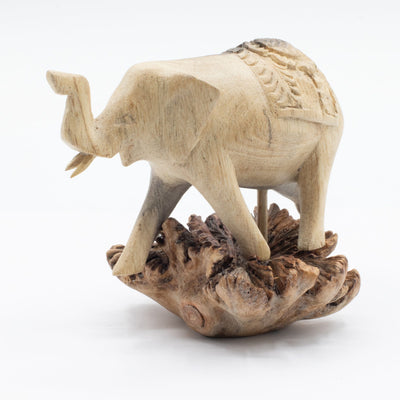 Figurine d'éléphant sculptée à la main en bois parasite