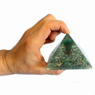 Magische Orgonit-Pyramide 70 mm - Engel mit esoterischen Objekten, grünlichem Inneren und handgefertigter Ausführung