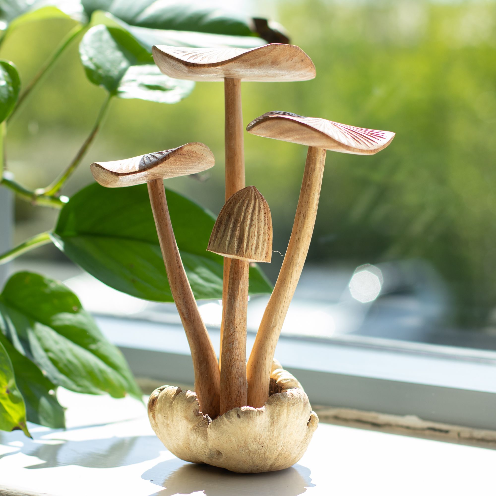 Champignons forestiers sculptés à la main - Ensemble de 4 grands champignons en bois naturel, parfaits comme cadeau - Hauteur 14 cm, style rustique unique, idéal pour la décoration intérieure