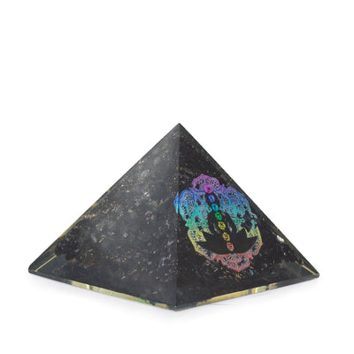 Kleine Orgonit-Pyramide aus schwarzem Turmalin 5.5x4.5cm mit Buddha-Chakren-Motiv