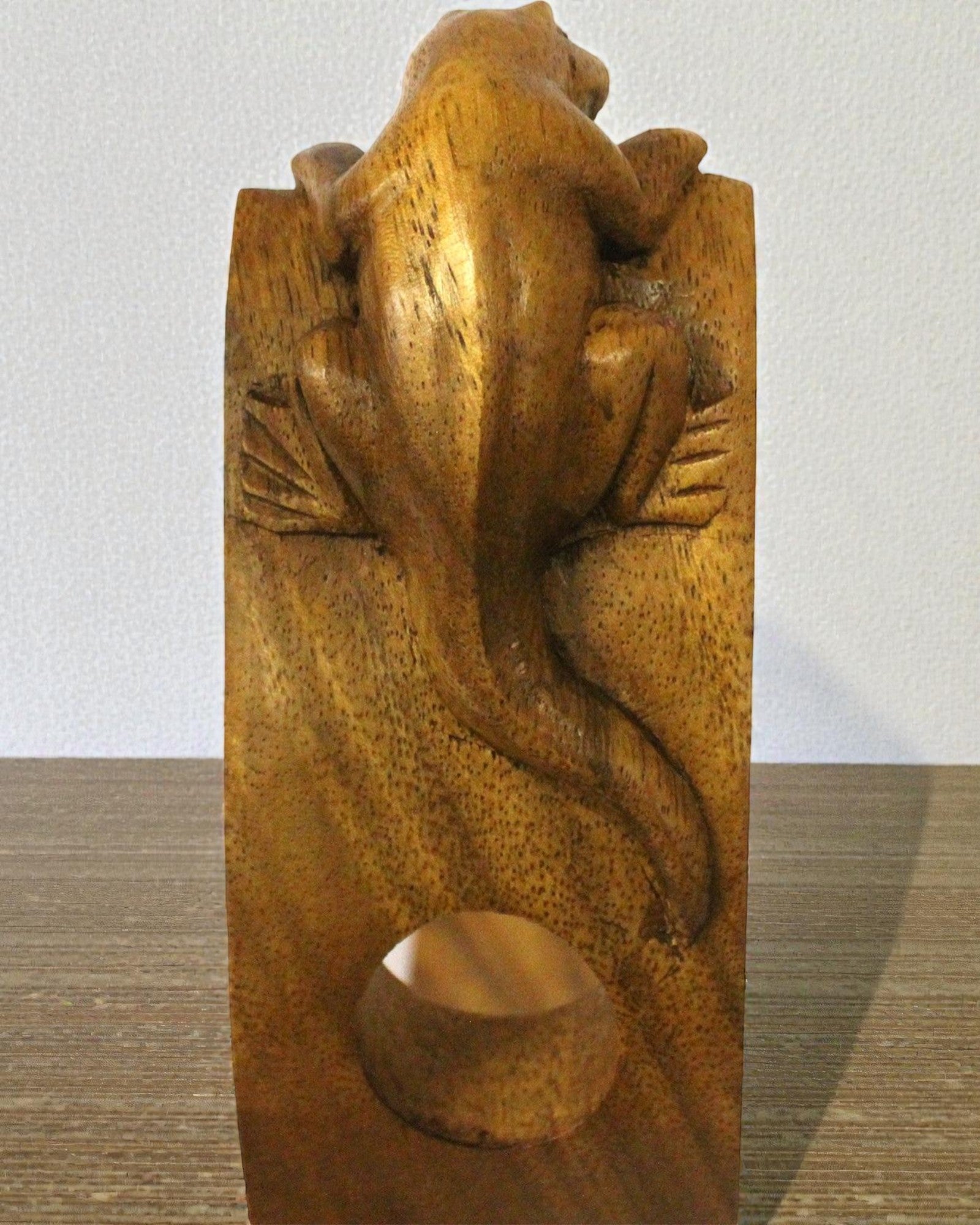 Gekon Balance – Portabottiglie artistico in equilibrio in legno di suar