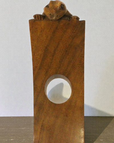 Gekon Balance – Portabottiglie artistico in equilibrio in legno di suar