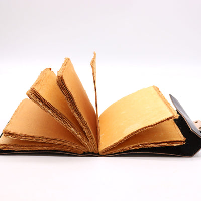 Buch der Schatten - Magisches Notizbuch mit 200 Seiten, dekorativem Rand, 15x21 cm