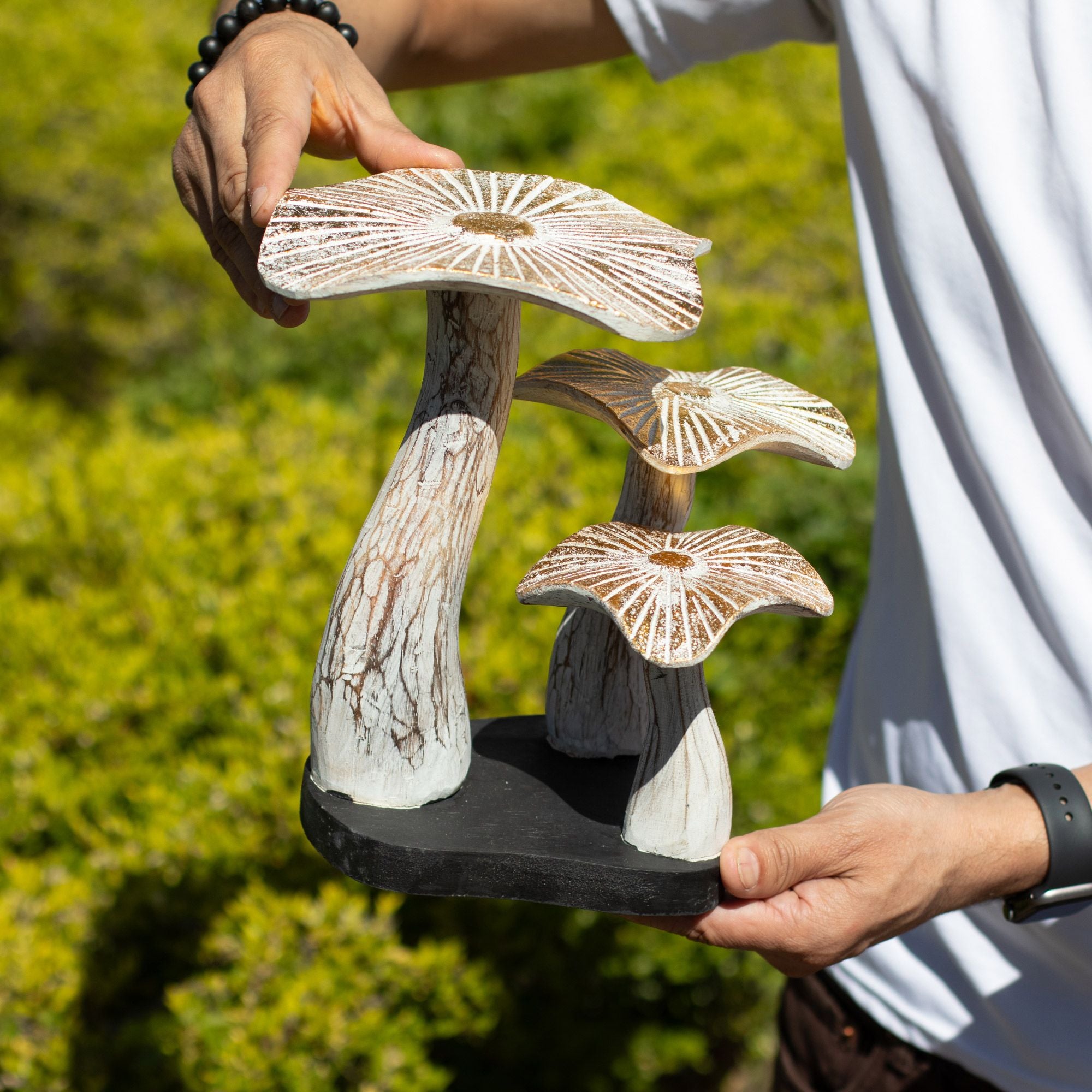 Figure artistique de champignon doré 25 cm finition blanche avec détails dorés - Cadeau unique en bois d'albasia pour intérieurs bohèmes et naturels