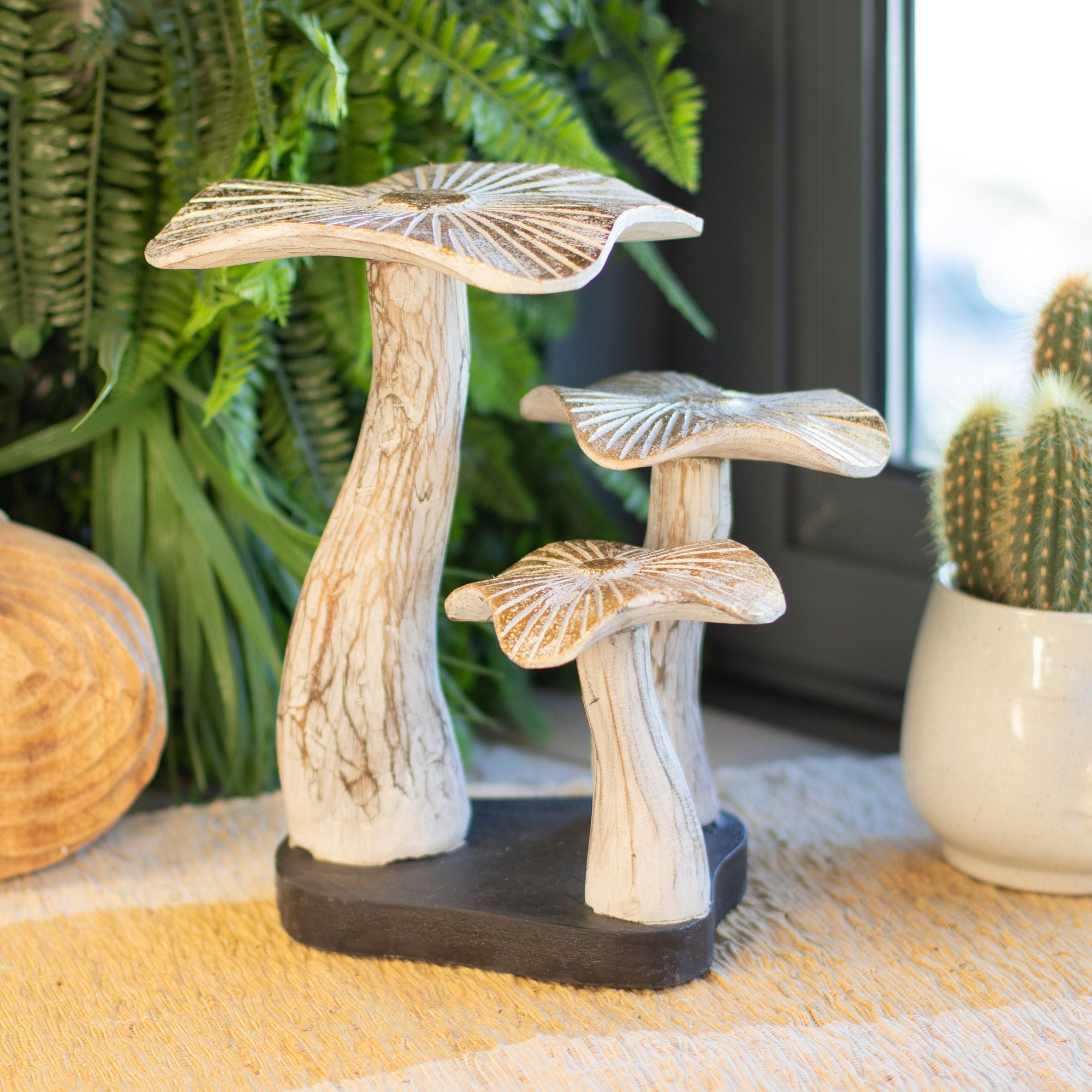 Figure artistique de champignon doré 25 cm finition blanche avec détails dorés - Cadeau unique en bois d'albasia pour intérieurs bohèmes et naturels