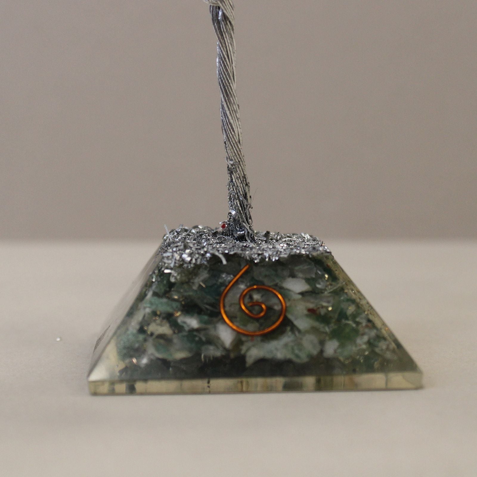 Arbre du bonheur avec base en orgonite et 80 pierres d'agate mousse