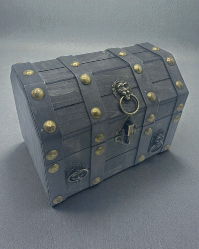 Arka Poszukiwacza Skarbów – Duża Szara Skrzynia Vintage z Metalowymi Okuciami