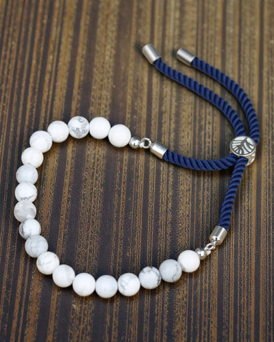 Ocean Calm – Bracelet en howlite blanche et argent 925 sur cordon bleu marine
