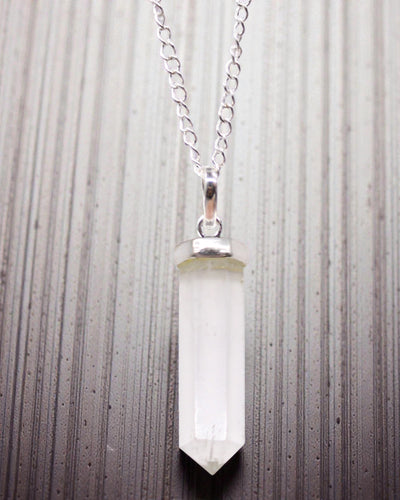 Pointe de cristal – Pendentif pointu classique en cristal de roche