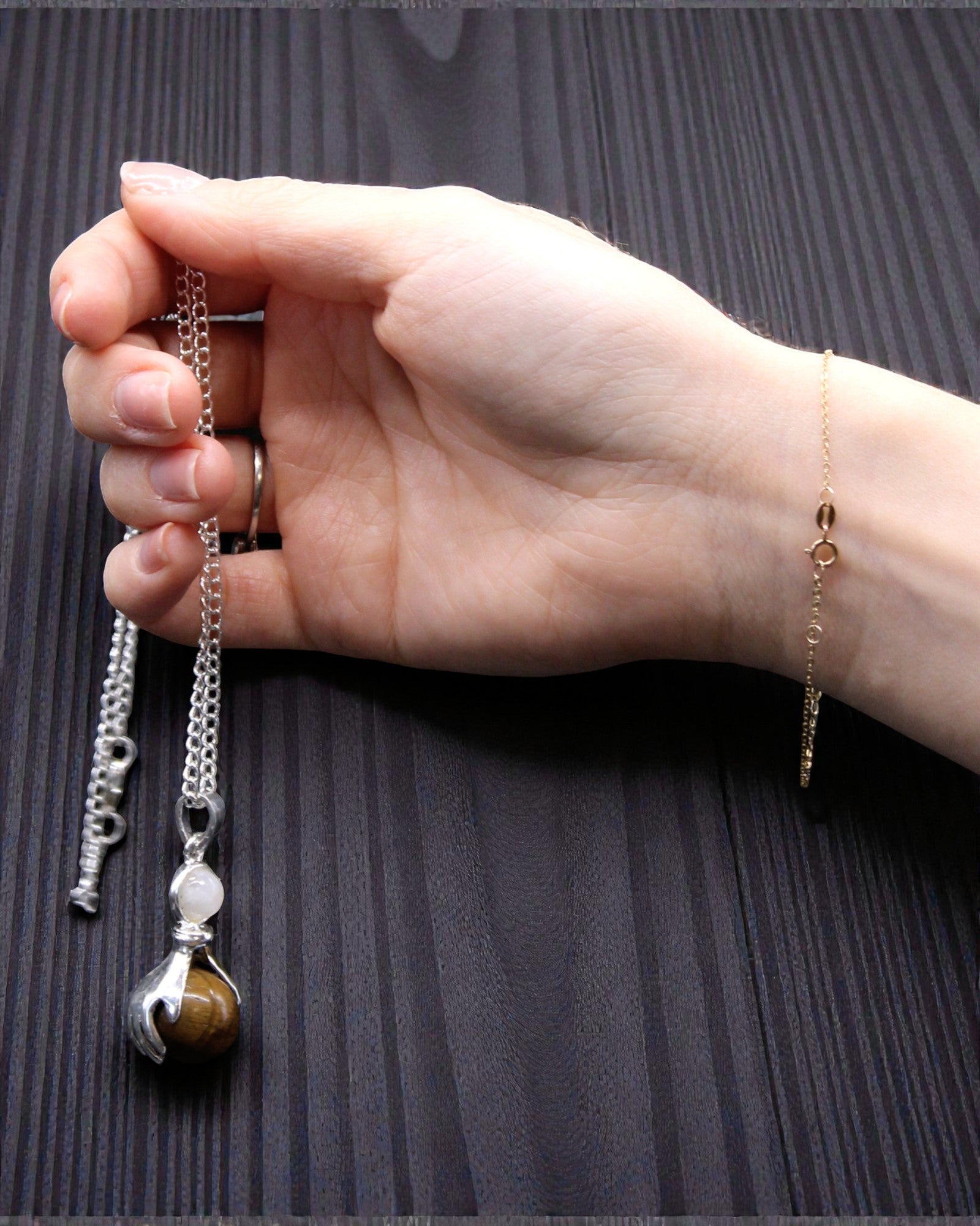 Kristallhände – Anhänger der heilenden Hände aus Tigerauge