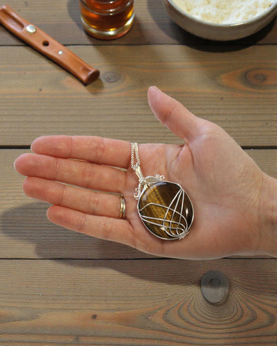 Collana con pietra preziosa avvolta a spirale - Occhio di tigre