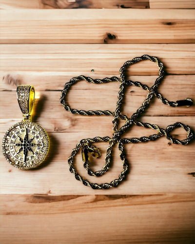 Collana con Pendente Bussola in Stile Glamour con Zirconi per Donne e Uomini - 2 varianti a scelta, personalizzazione con incisione per regalo