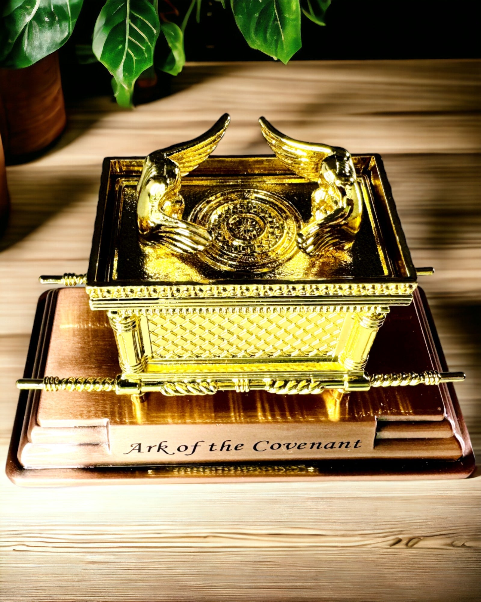 Miniature Majestueuse de l'Arche d'Alliance en Cadre Doré 11,2 x 5,8 x 7,3 cm - Arche Exclusive, Décoration en Édition Dorée
