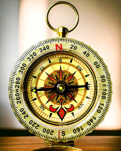 Bussola in Ottone Impermeabile con Effetto Luminoso - Essenziale per Escursioni e Campeggio, personalizzazione con incisione