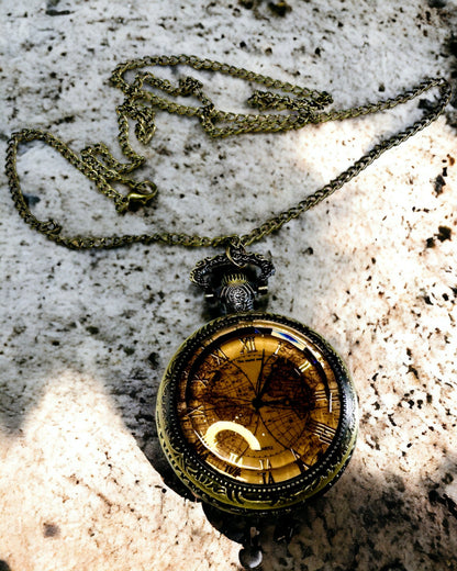 Klassische Quarztaschenuhr mit Weltkarte – Vintage-Stil Anhänger mit Kette für Sie und Ihn, Gravur