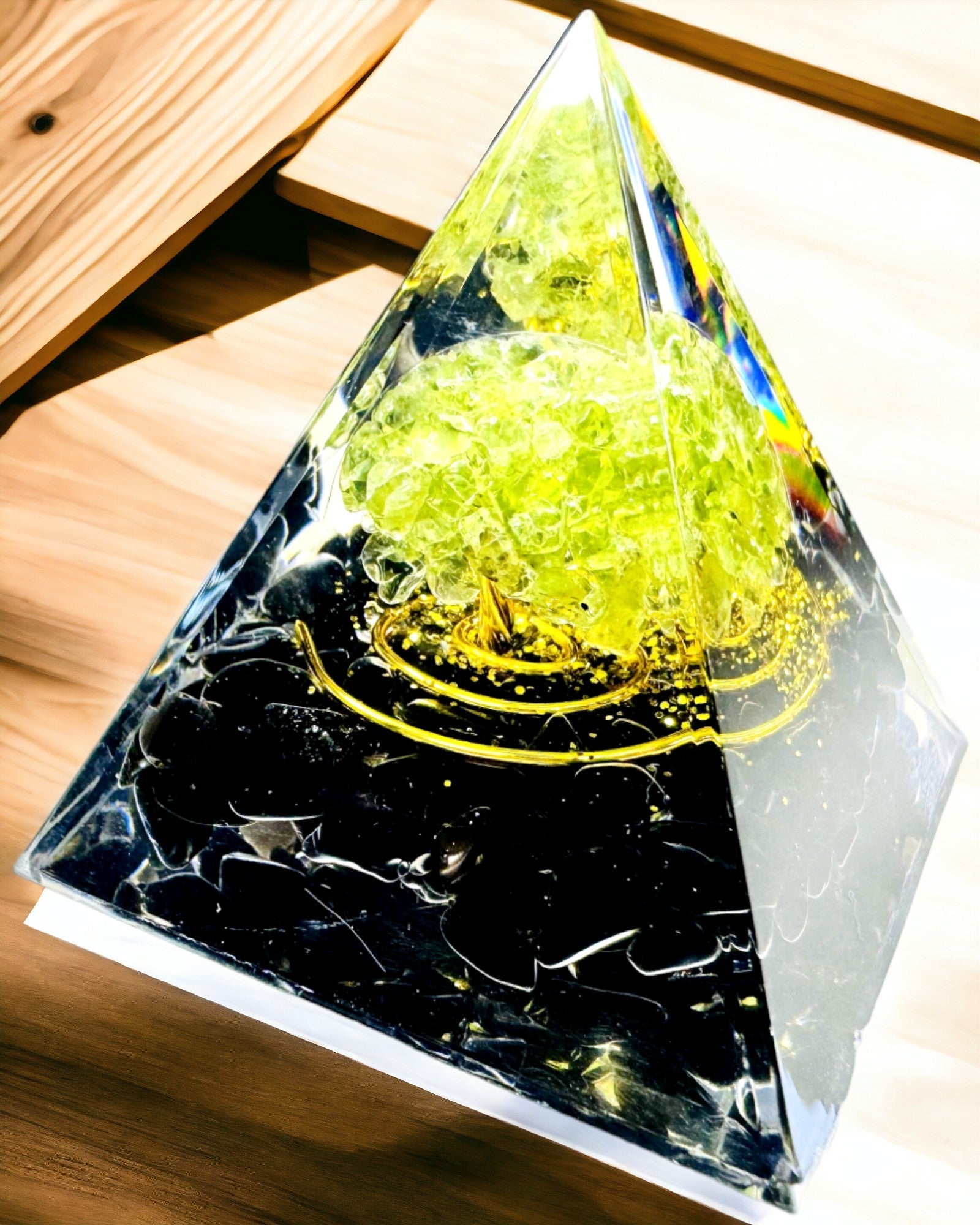 Orgonit-Pyramide Reiki mit natürlichen Kristallen - Dekoratives Symbol für das Gleichgewicht der Chakra-Energie