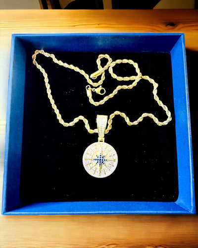 Collana con Pendente Bussola in Stile Glamour con Zirconi per Donne e Uomini - 2 varianti a scelta, personalizzazione con incisione per regalo