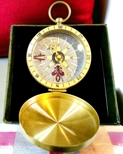 Boussole de Navigation Style Rétro – Instrument Portable et Précis pour Déterminer la Direction pour Voyageurs et Explorateurs. Gravure, personnalisation.