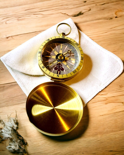 Boussole de Navigation Style Rétro – Instrument Portable et Précis pour Déterminer la Direction pour Voyageurs et Explorateurs. Gravure, personnalisation.