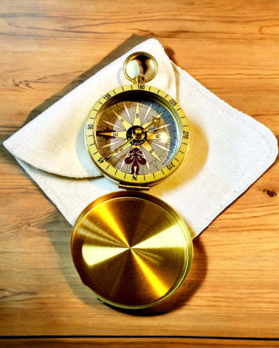 Boussole de Navigation Style Rétro – Instrument Portable et Précis pour Déterminer la Direction pour Voyageurs et Explorateurs. Gravure, personnalisation.