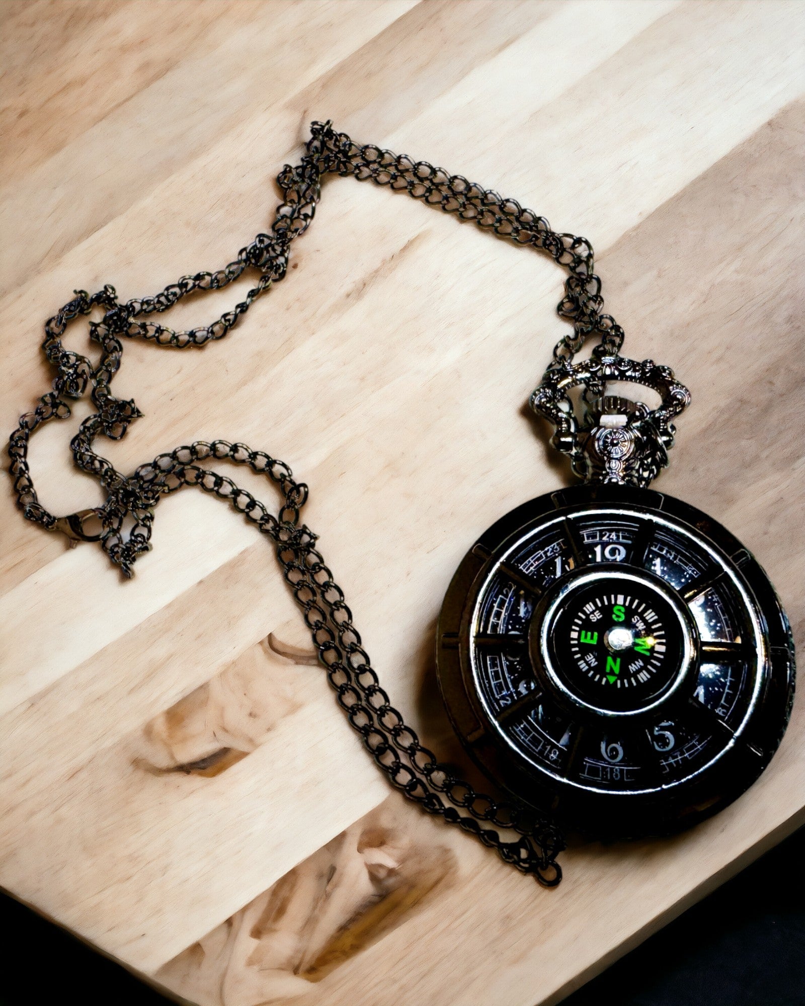 Orologio da Tasca con Bussola – Elegante Ciondolo in Stile Vintage con Scheletro Intagliato e Quadrante Nero, personalizzazione con incisione