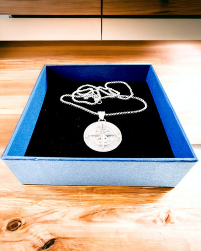 Collier avec Boussole – Bijoux Forgés en Acier Inoxydable pour Hommes et Femmes en Deux Couleurs, avec Gravure